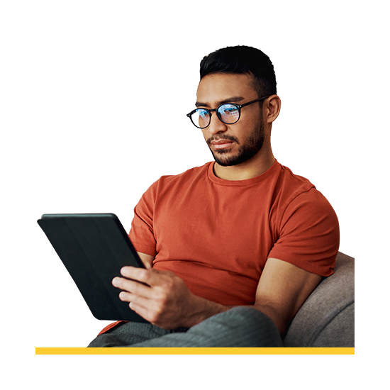 homme à la barbe et aux cheveux gris qui tient une tablette